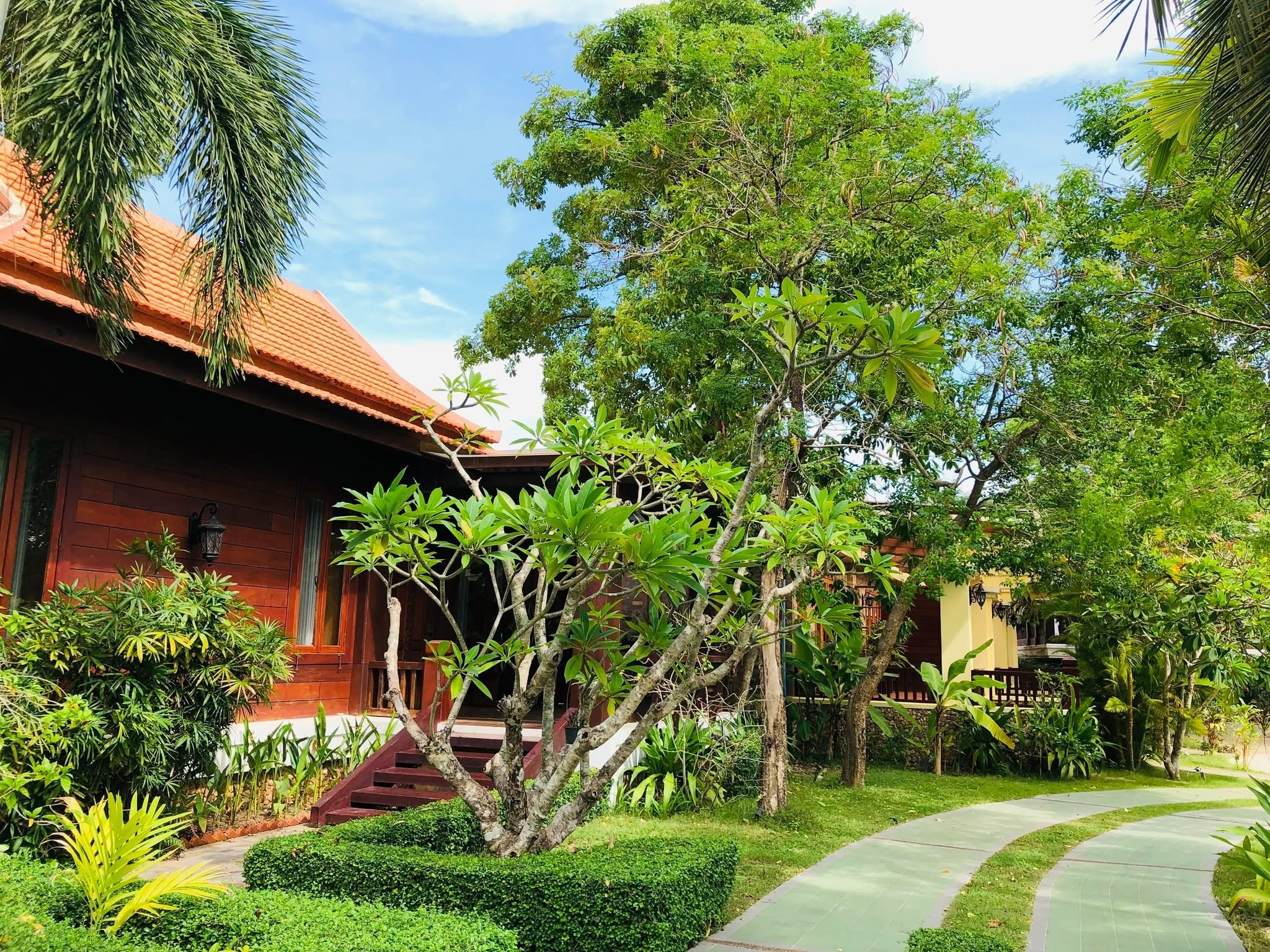 Try Palace Resort Kep wooden living room
